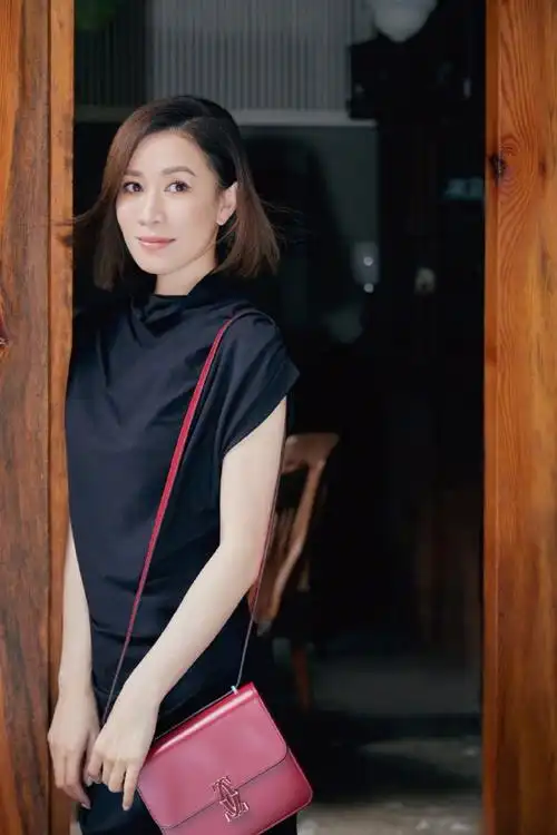 46岁佘诗曼晒自拍,眯眼嘟嘴吃臭豆腐,肤白貌美甜笑依旧好少女