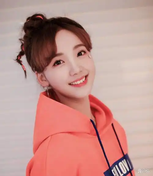 吕小雨她有着干净甜美的笑容,有着清纯可爱的气质,如夏日里的清风