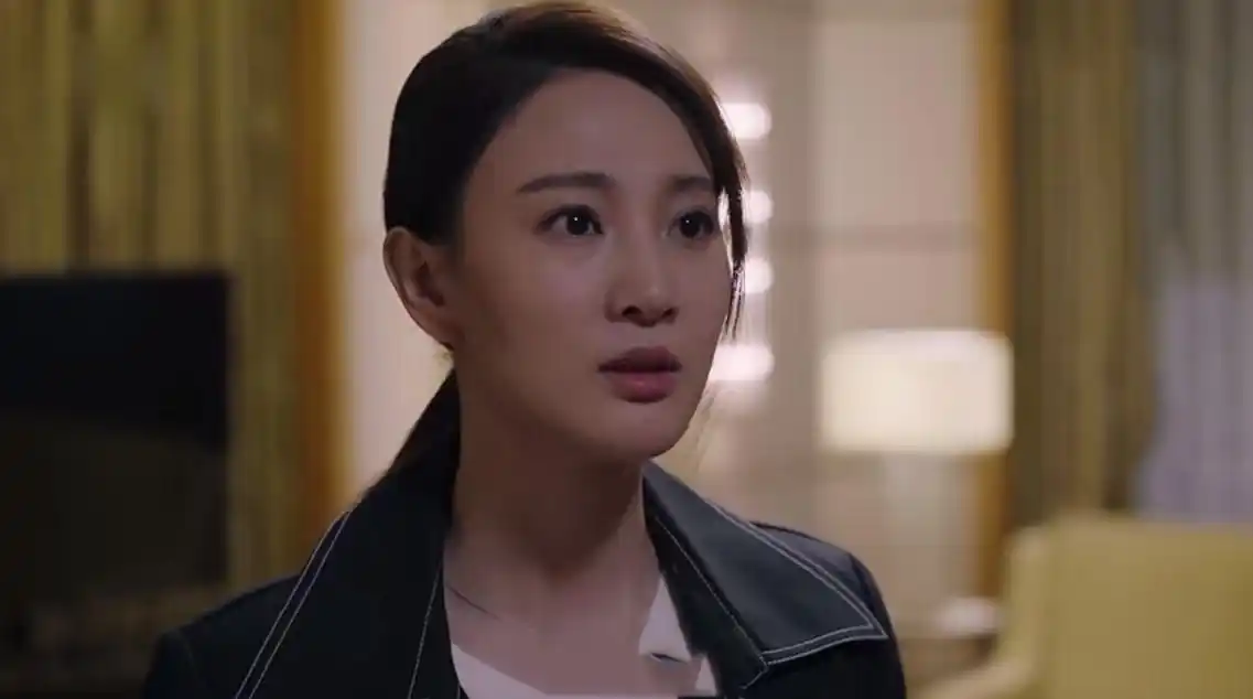 她的瞬间表演有点浮夸,为了掩饰内心的痛苦她没有表现出一副镇定而是