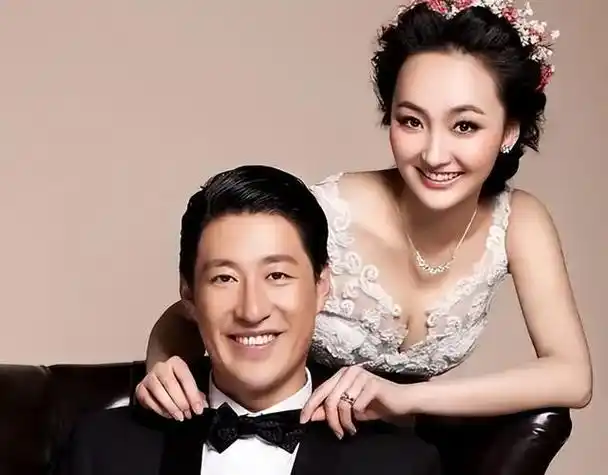 回顾于震二婚娶小13岁娇妻婚后生三胎如今一家五口其乐融融