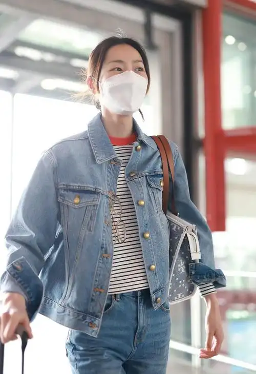 刘雯中性风穿搭:"牛仔外套 直筒牛仔裤",真时髦!