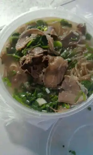 打分 牛肉粉丝汤量很多,牛肉很多,吃的很饱,给同事打包了一份,都说
