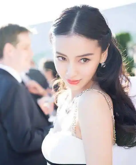 有网友猜测大概是因为前不久赵丽颖所接的品牌迪奥代言,被传出是动了