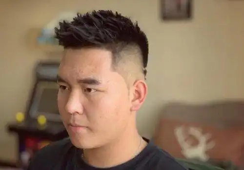 侧边头发剃掉,上面头发弄成耸立造型,也就是这款男生莫西干短发发型