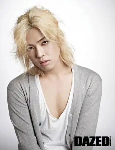 kang nam与《非首脑会谈》的比利时代表julian quintart合作拍摄画报