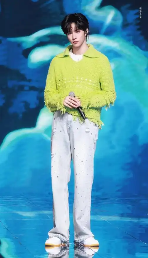 240131绿意盎然时代少年团刘耀文春晚舞台引爆少年魅力