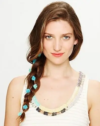 松散的麻花辫随意搭在胸前,蓝色发饰看起来清凉养眼