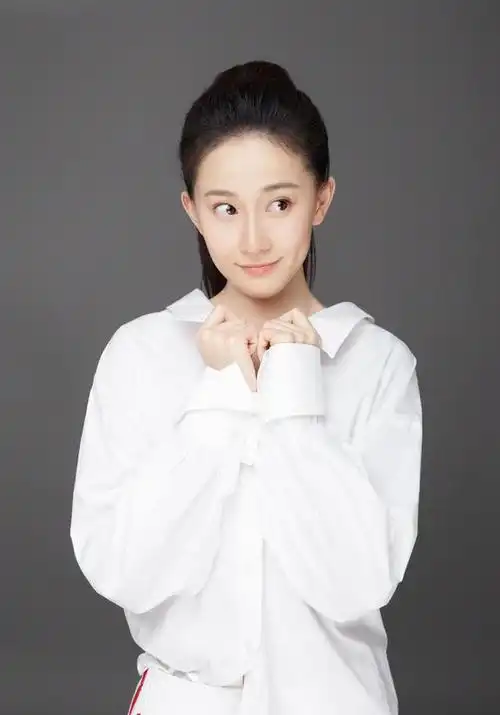 体操女神张豆豆晒照过六一,秀一字马美感十足,23岁当国家队教练