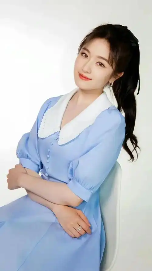 李兰迪以一头乌黑亮丽的长发和清新脱俗的妆容出现在我们面前.