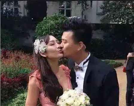 在《伪装者》之前,王鸥基本上是一个无名小演员,因此她和张戈的婚姻并