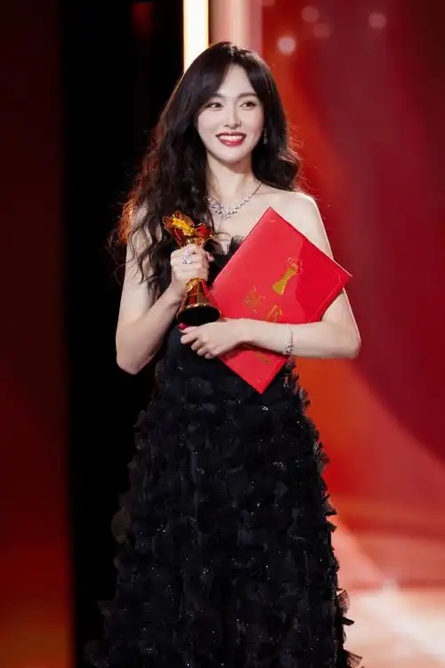 唐嫣超话感恩相遇,感谢认可,演员唐嫣,一直在路上.