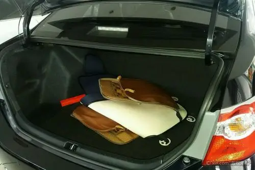 丰田雷凌后备箱