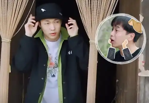 张艺兴"起床照"火了,没化妆就站在太阳光下,网友:确定29岁?