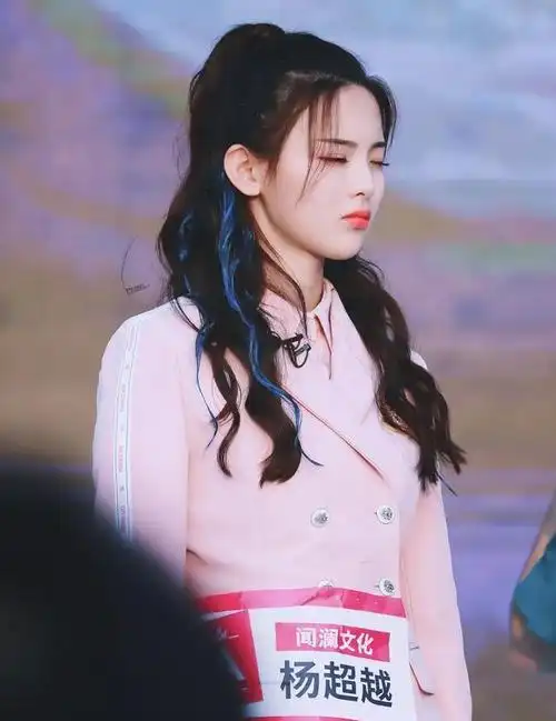 在2018年的《创造101》舞台上,杨超越以黑马之姿惊艳亮相.