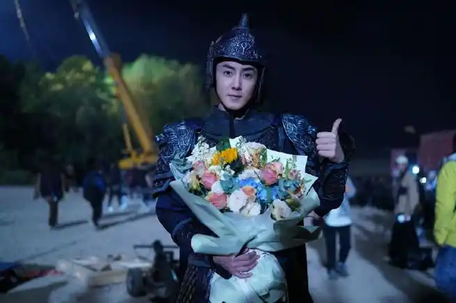 张睿晒周烨盔甲剧照##张睿长风渡杀青捧花照