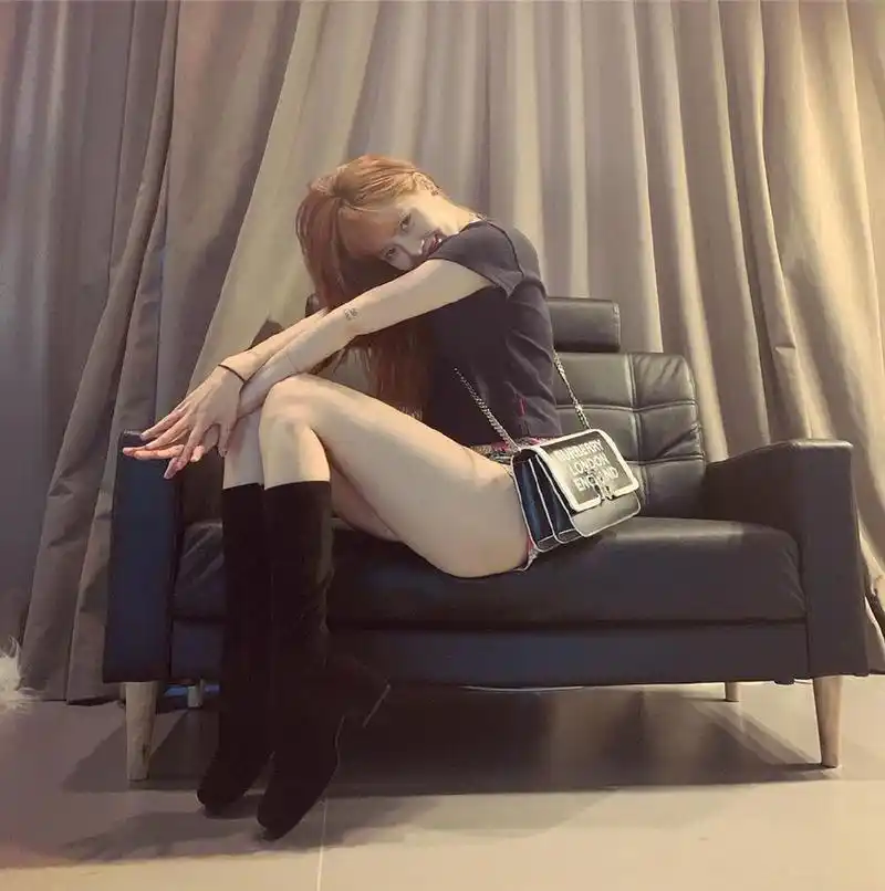 组图:泫雅穿碎花超短裤黑色筒靴 身材苗条摆pose花式秀美腿