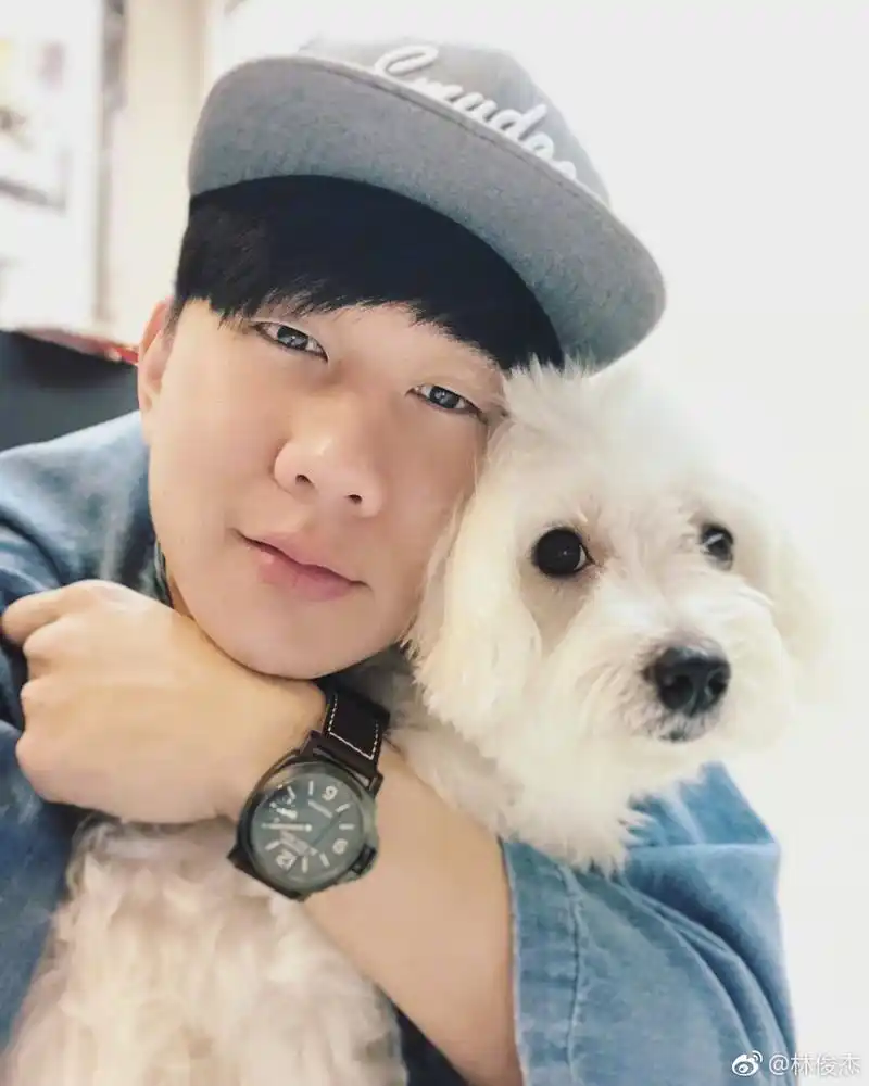 林俊杰0327生日快乐 出道15年,从青涩的邻家大男孩变成全民偶像.