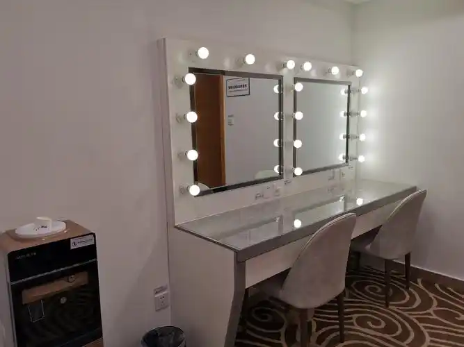 名角们可以享受高档次贵宾化妆室的礼遇.