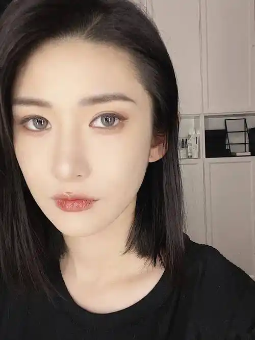 网红湾湾否认是李易峰交易对象,开无罪证明,证件照曝光超清纯_胡湾