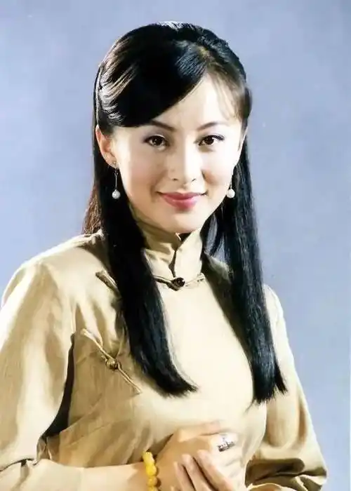 2001年出演《梧桐雨》中美丽聪慧的沈家少奶奶何俊兰,再到《金粉世家