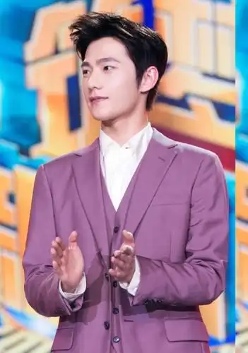 杨洋参加五四文艺汇演,身着粉色西装搭配白色衬衣,尽显男人魅力