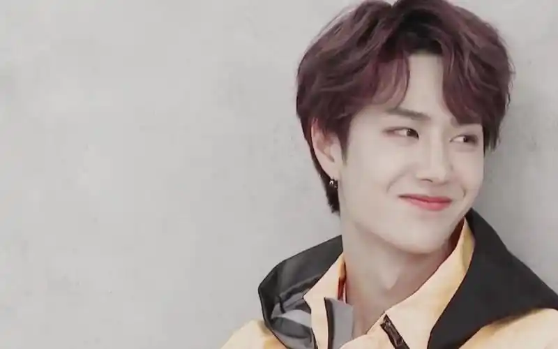 《冰雨火》王一博穿花衬衫"打架",罕见穿紧身裤,大长腿抢镜!