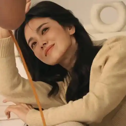 宋慧乔秋日装扮温婉可人侧颜优越气质温柔