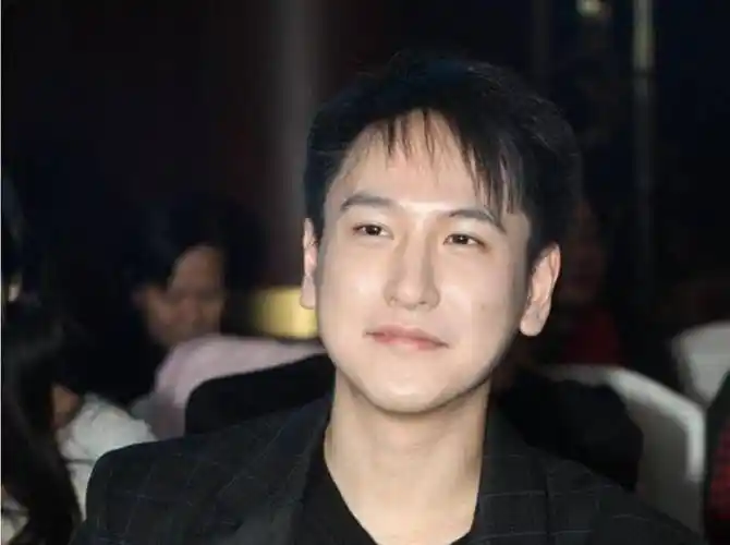 汤臣集团少东家:18岁任公司董事,父亲去世没有流一滴眼泪_汤珈铖_内心