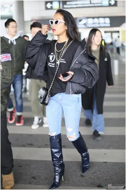 31岁吉克隽逸放飞自我,牛仔裤搭配过膝长靴,戴猫眼眼镜一言难尽