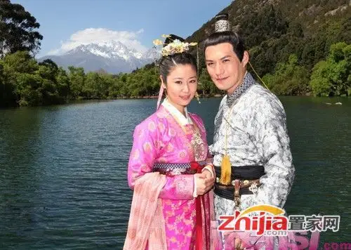 《倾世皇妃》最新剧照 林心如严宽湖边秀恩爱