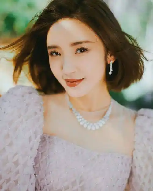 唐艺昕晒照庆生,粉嫩蛋糕少女心满满,笑容甜蜜!