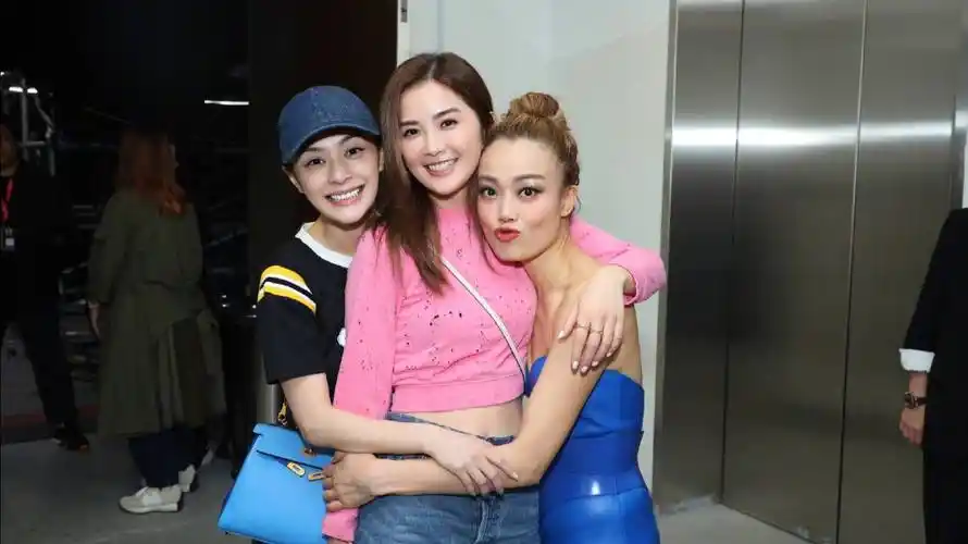 钟欣潼蔡卓妍关智斌霍汶希齐聚澳门,探班容祖儿演唱会_杨太