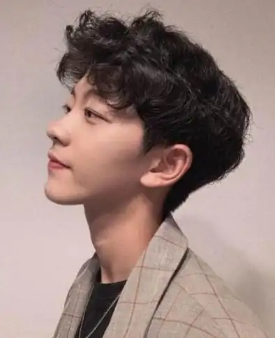 男生自然卷短发发型,烫出微卷时尚又自然