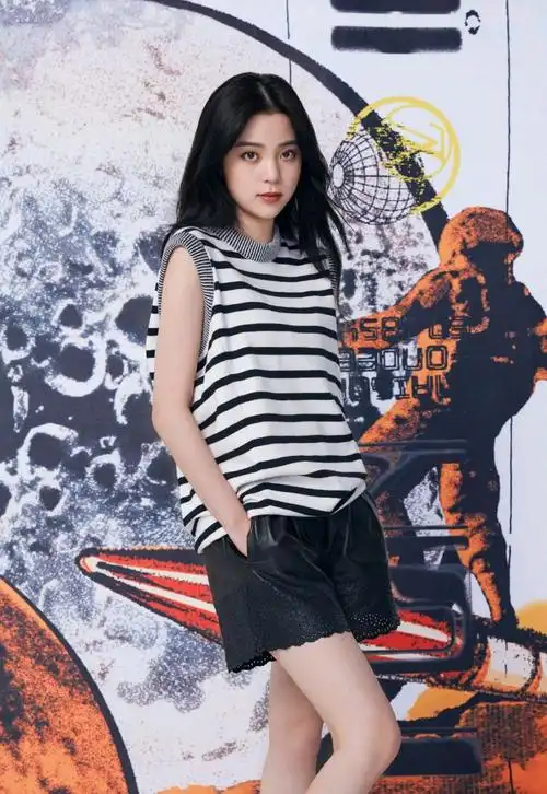 欧阳娜娜21岁生日写真麻花辫配粉色吊带裙少女感直接溢出屏幕