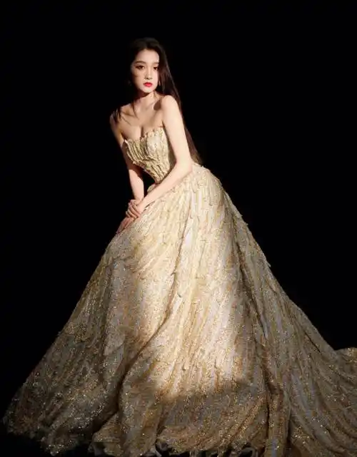 关晓彤这身材真的是绝了,穿金色抹身材礼服时尚精致,霸气洒脱又时髦