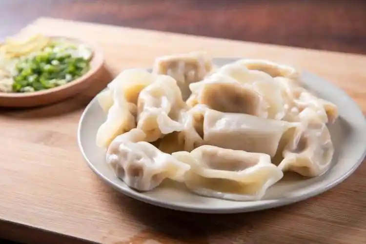 元宵节,我弟弟回老家,包了两盖帘驴肉水饺_妈妈_爸爸_时候