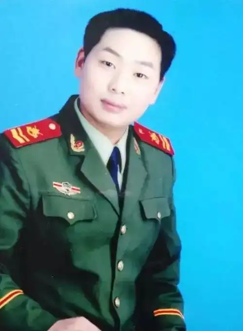 48位安康退役军人当年的戎装照片你能认出是谁吗