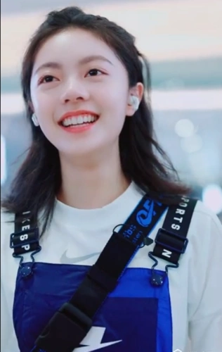 都说赵今麦素颜好看,被路人关滤镜抓拍,看清颜值粉丝不敢相信_赖冠霖