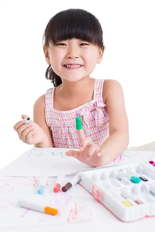 可爱的小女孩画画图片