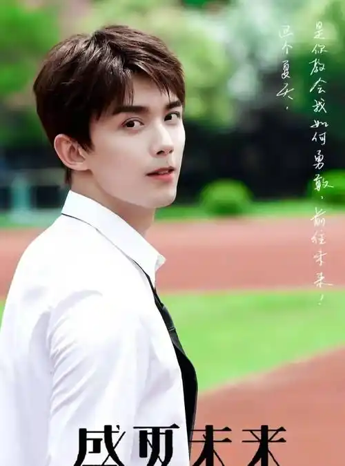 吴磊张子枫毕业照花絮公开,两人站在一起就cp感爆棚,初恋的感觉来了