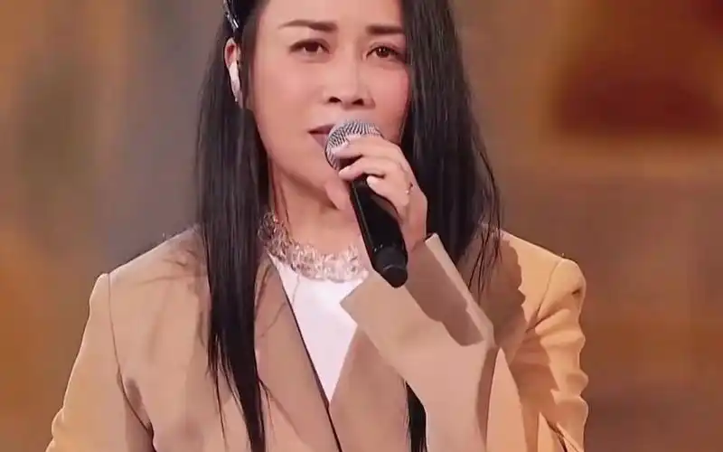 那姐带来一首《守候》,致敬平凡岗位的奋斗者 那英