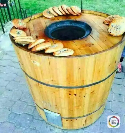 图为多伦多华侨制作缙云烧饼的木桶炭炉.(由晏忠华提供)