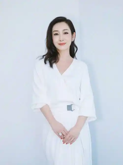 秦海璐造型真雷人,黑西装配时尚长裙好优雅,"蚊香"耳饰太抢镜_服装