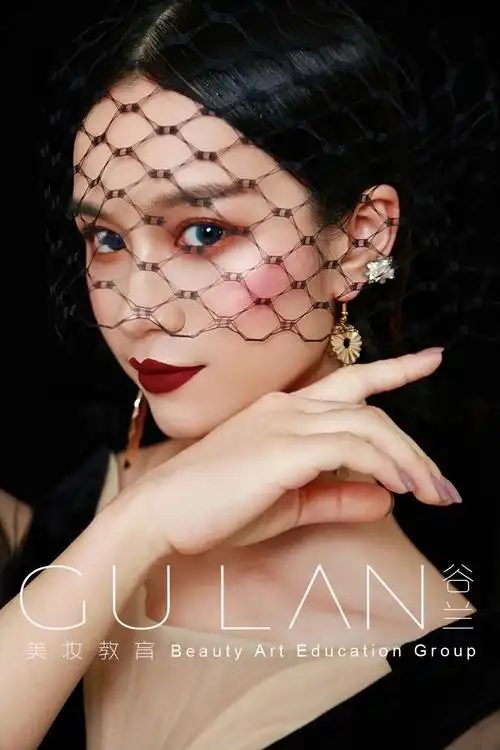 谷兰美妆教育频道的化妆造型作品《时尚个性晚礼》