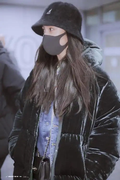 杨幂穿丝绒外套搭配阔腿牛仔裤现身机场,戴黑色渔夫帽和口罩遮面