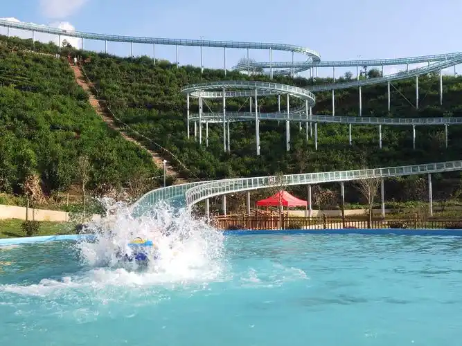 青山绿水,玻璃栈道,整齐的茶园,这三者碰撞在一起,铛铛铛!