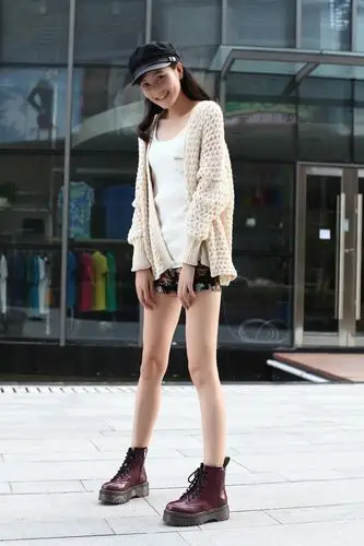 2018英伦潮流马丁靴,透明牛筋底百搭新款网上热销!