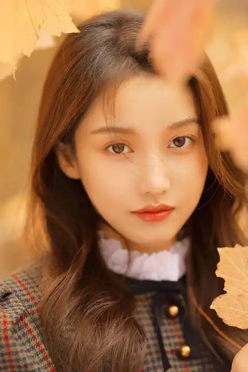 秋日女神姜贞羽,格子外套配蕾丝领巾,清新气质惊艳全网,绝美写真温暖