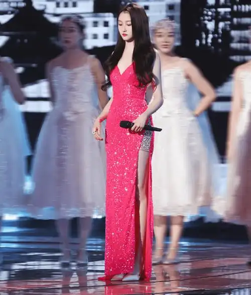 杨幂赵丽颖同台演出,幂姐落了下风,面容沧桑略显疲倦,冷艳骨感_关晓彤