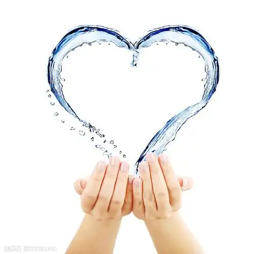 双手捧着的爱心水花